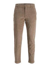 Pantaloni in velluto a coste marroni con texture a coste verticali, design a gamba affusolata, tasche frontali e chiusura con bottone.