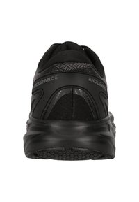 Schwarze Sportschuhe mit einer strukturierten Oberseite, gepolsterter Sohle und Branding an der Ferse. Das Design ist schlank und hat ein leichtes Aussehen.