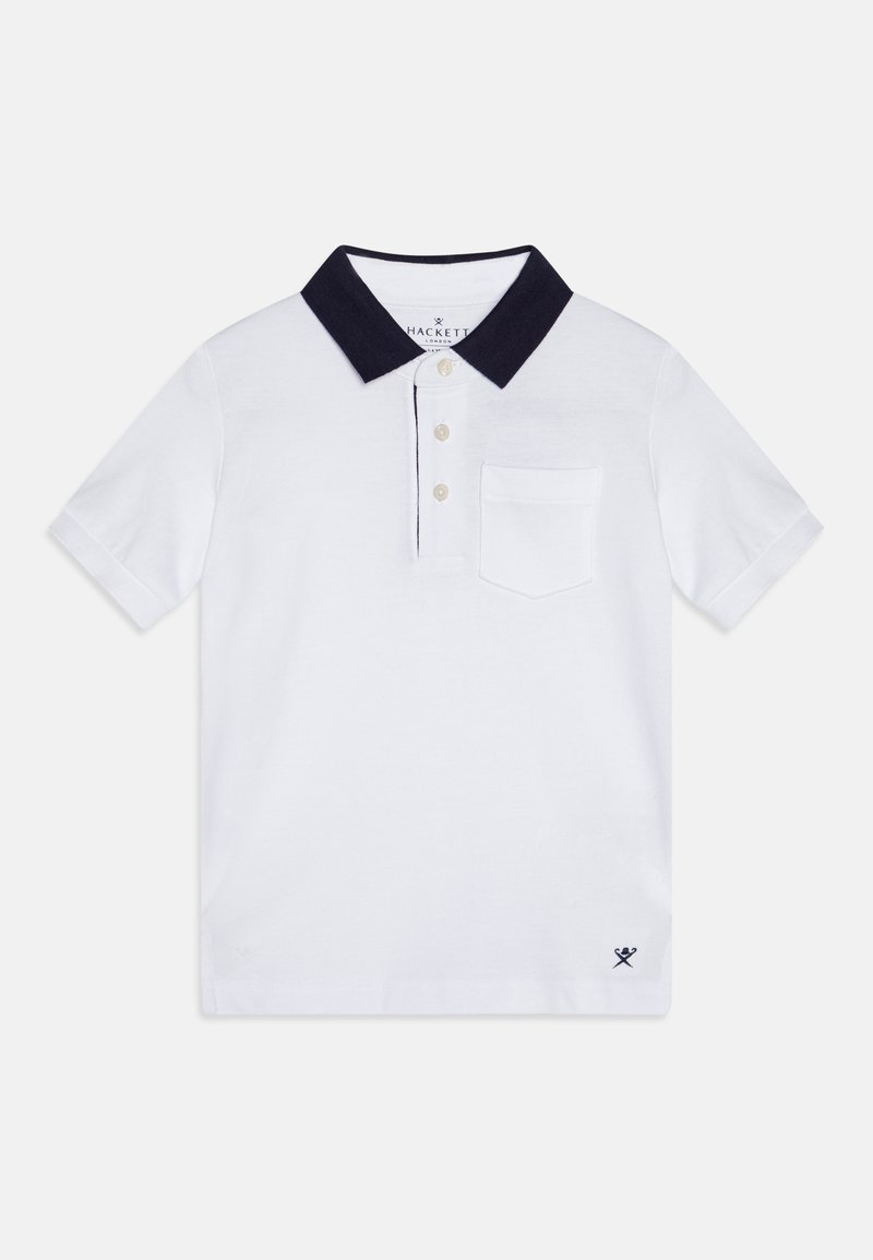 Hvid polo-shirt med en marineblå krave, udstyret med tre knapper, en brystlomme og en diskret logo-accent på sømmen. Glat stoftekstur.