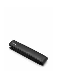 Étui à stylo en cuir texturé noir avec logo "BOSS" embossé en blanc à une extrémité, fin et rectangulaire avec une fermeture à rabat.