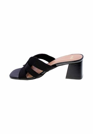 Sandalo mule nero con punta aperta, cinturini incrociati in tessuto e tacco medio spesso su sfondo bianco.