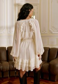Lipsy PETITE FIT - V-NECK RUFFLE - Kasdienė suknelė - ivory