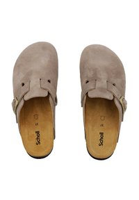 Zoccoli in suede marrone chiaro con una texture liscia, dotati di una cintura e dettaglio con fibbia, e una soletta imbottita con etichetta del marchio all'interno.