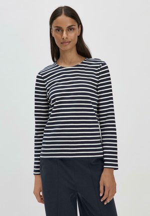 Maglietta a maniche lunghe a righe blu navy e bianche con scollo rotondo, caratterizzata da una morbida texture in cotone, abbinata a pantaloni scuri.