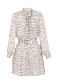 Beige jurk met een licht patroon, hoog gesloten kraag en strik. Beschikt over lange mouwen en een tailleband, geaccentueerd met een gelaagde rok.