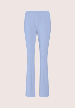 Hellblaue, maßgeschneiderte Damenhose mit hoher Taille und dezenten vorderen Bügelfalten, flach liegend auf neutralem Hintergrund dargestellt.