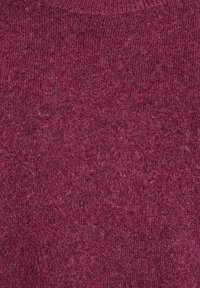 Bordo pleteni pulover s teksturiranom površinom, sa rebrastim izrezom. Mekan materijal sa blago dlačastim izgledom.