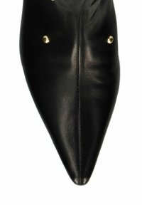 Zwarte leren puntige schoen met zichtbare stiksels, versierd met kleine gouden accenten. Gladde textuur en slank ontwerp.