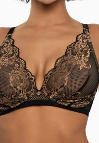 Czarny koronkowy biustonosz z misternymi kwiatowymi wzorami i głębokim dekoltem. Zawiera siateczkowe wstawki oraz mały złoty akcent na środku.