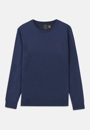 Marineblauwe T-shirt met lange mouwen van katoen, met een ronde hals en een klein rood embleem op de borst. Effen stof met een zachte textuur.