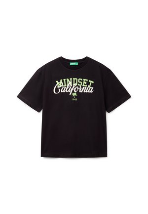 T-shirt nera in cotone con la scritta "MINSET California" in lettere bianche e verdi, con una grafica di palma e il dettaglio della data 1965.