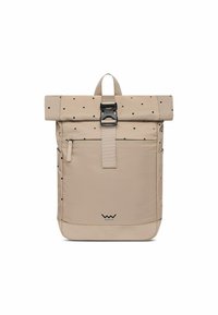 Beige batoh se skládacím vrchem s černými puntíky, nastavitelné ramenní popruhy, přední kapsa na zip a vysoce kvalitní látka. Výrazné logo na spodní části.