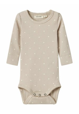Beige-langärmliger Bodysuit mit feinen, weißen Herzmustern. Er hat einen Rundhalsausschnitt und Druckknöpfe im Schritt für ein einfaches Anziehen.