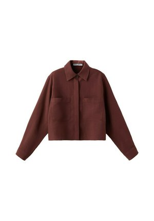 Chaqueta corta marrón de manga larga con cuello puntiagudo, cierre frontal de botones y dos bolsillos de parche en el pecho.