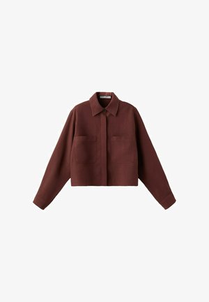 Chaqueta corta marrón de manga larga con cuello puntiagudo, cierre frontal de botones y dos bolsillos de parche en el pecho.