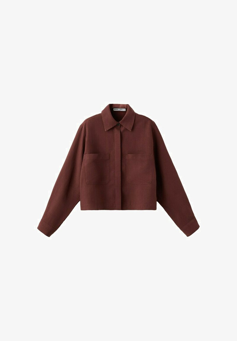 Veste courte marron à manches longues avec col pointu, fermeture boutonnée devant et deux poches plaquées poitrine.