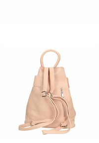 Persikfärgad läderryggsäck med rundat handtag, justerbara axelremmar och ytterficka med dragkedja. Slät textur, minimalistisk design.