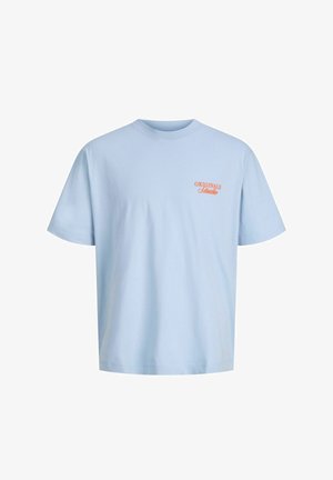 Tricou bleu deschis cu mâneci scurte, text portocaliu „ORIGINALS Studio” pe pieptul stâng, decolteu rotund și croială lejeră.