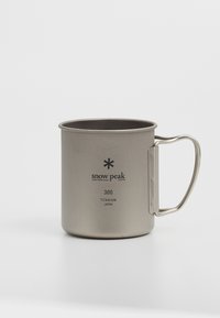 Tazza in titanio con forma cilindrica, finitura argento opaco, manico metallico e logo stampato. Capacità indicata di 300, prodotta in Giappone.