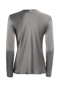 Camicia a maniche lunghe in un morbido tessuto grigio, con scollo rotondo e un piccolo etichetta sul retro. Design semplice e elegante senza fantasie.