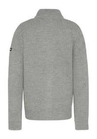 Szary sweter dziany z wysokim kołnierzem, prążkowaną teksturą, długimi rękawami oraz metką marki na lewym rękawie.