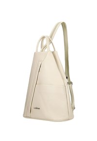 Krémově bílo kožený batoh s trojúhelníkovým tvarem, strukturovaným povrchem, dvěma tenkými ramenními popruhy a zipovou přední kapsou.