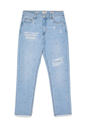 Lyseblå denimjeans med slidte pletter og spredte sølvnitter, med forlommer, bæltestropper og knaplukning.