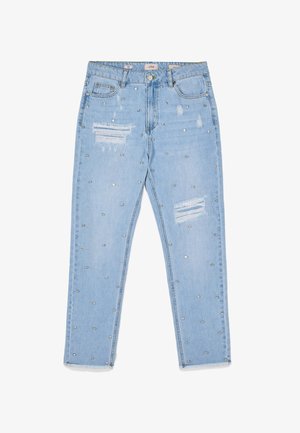Lyseblå denimjeans med slidte pletter og spredte sølvnitter, med forlommer, bæltestropper og knaplukning.