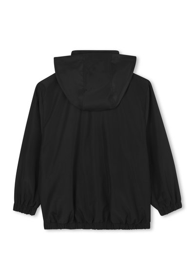 Veste légère noire avec capuche, poignets et taille élastiques. Texture lisse, design minimaliste et sans motifs ni quincaillerie visibles.