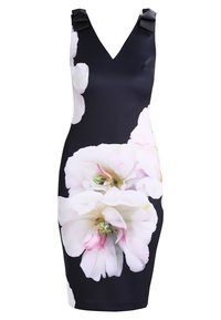 Svart ärmlös klänning med djup V-hals, prydd med stora vita blommönster och rosa accenter. Avslutad med svarta rosett-detaljer på axelbanden.