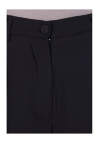 Pantaloni neri con una texture liscia, dotati di chiusura con bottone, cerniera e pieghe sottili sul davanti per un dettaglio aggiuntivo.