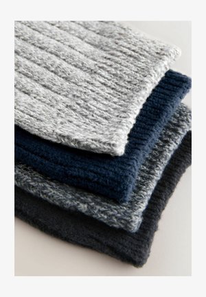 Kudotut kankaat eri sävyissä: vaaleanharmaa, tummansininen ja tummanharmaa. Jokaisessa kappaleessa on ribbitetty malli ja pehmeä rakenne.