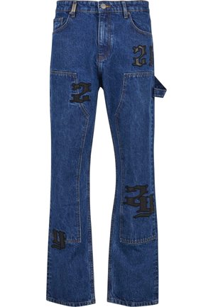 Jeans din denim albastru cu modele brodate negre. Au un croi drept, margini desfăcute și un buzunar aplicat pe coapsa dreaptă.