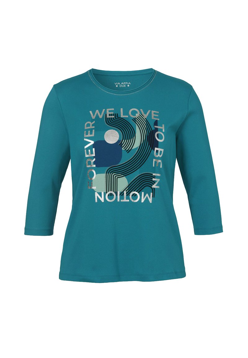 Türkisfarbenes Langarmshirt mit abstrakten Formen und dem Text "Wir lieben es, für immer in Bewegung zu sein" in silberner und blauer Schrift.