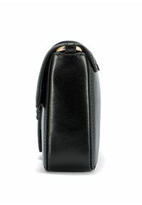 Czarna skórzana torebka widoczna z boku, charakteryzująca się gładką teksturą, ustrukturyzowanym kształtem oraz akcentem w kolorze złotym na górze.