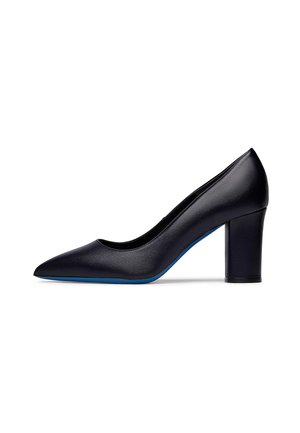 Schwarzer Leder-Pumps für Damen mit spitzer Kappe, Blockabsatz und subtil blauer Sohle, im Seitenprofil vor weißem Hintergrund gezeigt.
