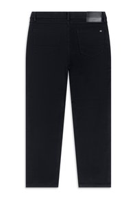 Jeans de mezclilla negra de corte recto, con dos bolsillos traseros y una etiqueta de cuero de marca en la cinturilla. Textura suave.