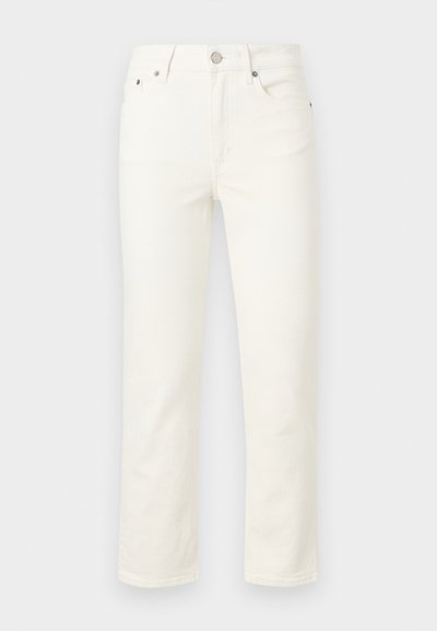 Παντελόνι σε εκρού με ίσια γραμμή, κουμπί και φερμουάρ μπροστά, θηλιές ζώνης και εμπρόσθιες τσέπες, σε απλό φόντο.