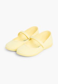 Helle gelbe Canvas-Ballettschuhe mit runder Spitze, flacher Sohle und einem elastischen Riemen über dem Fuß für einen sicheren Sitz.