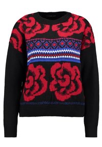 Pull noir avec un grand motif de rose rouge et un design géométrique en bleu et blanc traversant la poitrine et les manches. Col rond.