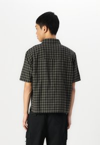 Hollister Co. Boxy Short-Sleeve Plaid Shirt - Camicia - melbourne black