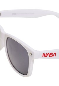 Fehér napszemüveg szürke lencsékkel, matt felülettel. A "NASA" logó piros színben a szárakon. Ezüst színű csatlakozó részlet.