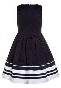Hihaton mekko tummansinisestä kankaasta, jossa on pleatattu hame ja valkoisen sekä tummansinisen värinen raidallinen helma. Vetoketjukiinnitys takana. Sujuva kankaan pinta.