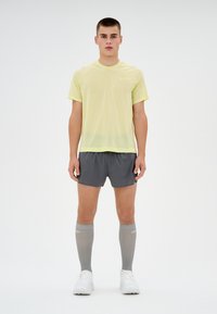 CEP ULTRALIGHT SHORTS LOOSE FIT MEN - Kurze Sporthose - grey