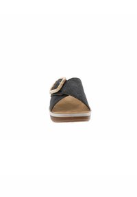 Chausson avec une tige en tissu sombre, bout arrondi et une boucle décorative beige. Semelle intérieure marron et accent de semelle claire.