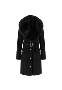 Abrigo negro con capucha de pelo sintético, cintura con cinturón, botones dorados y bolsillos con solapa, hecho de tela suave y texturizada, con un diseño entallado.