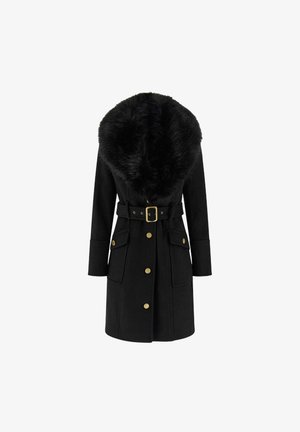 Manteau noir avec capuche en fausse fourrure, taille ceinturée, boutons dorés et poches à rabat, confectionné dans un tissu doux et texturé, avec une coupe ajustée.