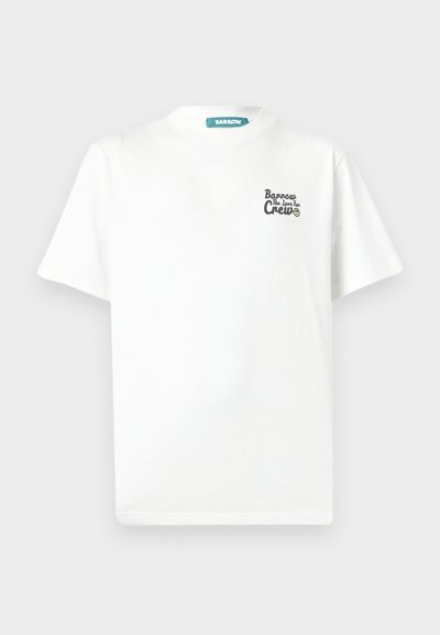 Λευκό κοντομάνικο μπλουζάκι με στρογγυλή λαιμόκοψη, με μικρό μαύρο κείμενο και γραφικό χαμογελαστού προσώπου στο αριστερό στήθος που γράφει «Barrow The love for Crew.»