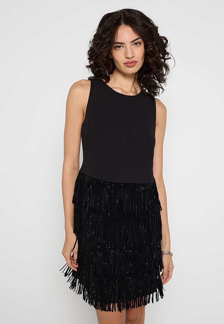 Czarna sukienka bez rękawów z dopasowanym topem i warstwą spódnicy z frędzlami i koralikami, charakteryzująca się gładką fakturą i błyszczącymi czarnymi akcentami.