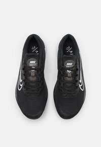 Chaussures de course Nike Zoom Fly 5 noires avec logos Swoosh blancs, lacets noirs et semelles rembourrées, vues du dessus sur fond blanc.